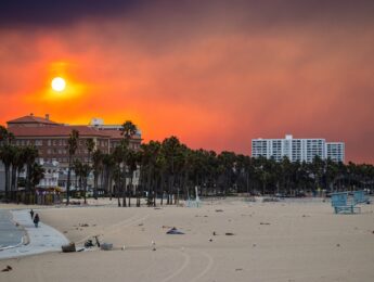 Los Angeles, USA. 8th January, 2025. Plumes of smoke drift over Santa Monica as the Pacific Palisades fire burns near Los Angeles, California.