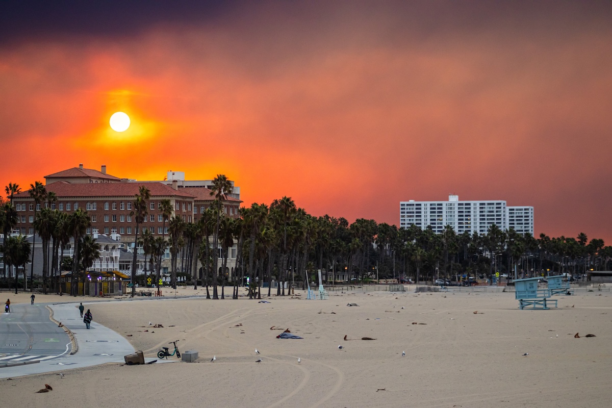 Los Angeles, USA. 8th January, 2025. Plumes of smoke drift over Santa Monica as the Pacific Palisades fire burns near Los Angeles, California.