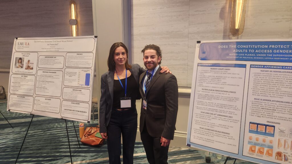 Siswa mempresentasikan poster penelitian dengan pakaian kasual bisnis. 