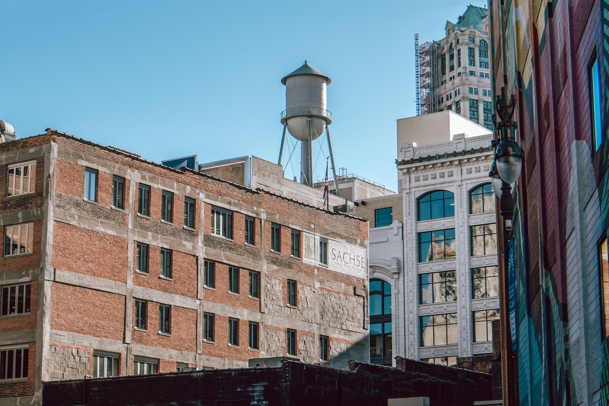 Water tower atop art deco detroit building