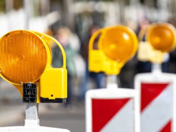 Warning lights at a construction site