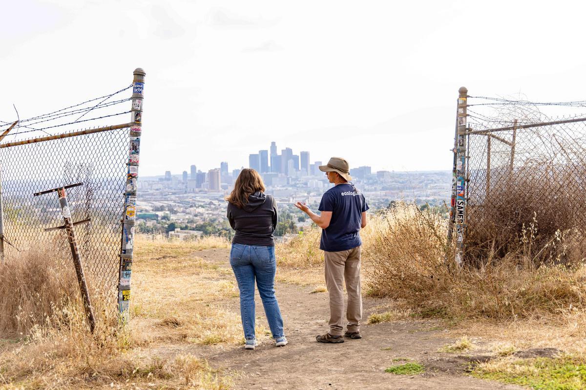 Demian Willette research with student in Ascot Hills Park overlooking DTLA