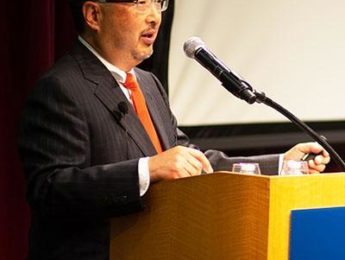 Tomo Mizutani giving speech