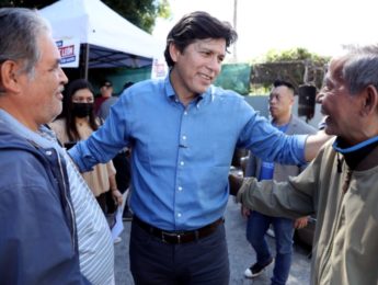 Kevin de León talks with voters