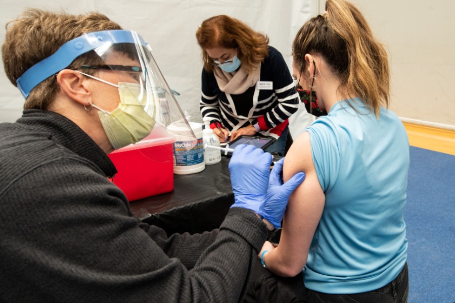 healthcare workers giving vaccine
