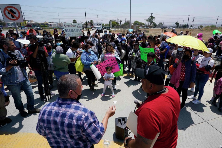 Crowd gathered to support people waiting for asylum in Mexico
